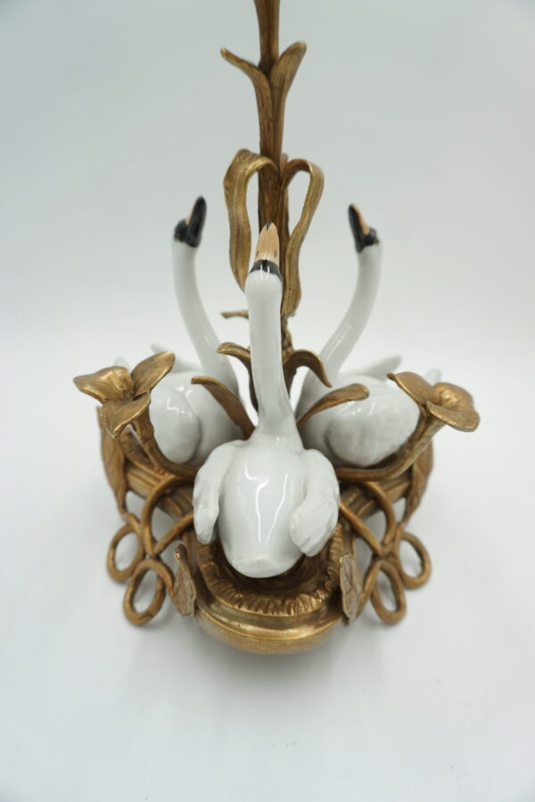 UROCZY ŚWIECZNIK ŁABĘDZIE PORCELANA Z BRĄZEM