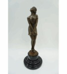 FIGURA Z BRĄZU KOBIETA W SUKIENCE I PANTOFELKACH