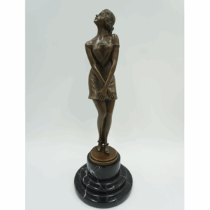 FIGURA Z BRĄZU KOBIETA W SUKIENCE I PANTOFELKACH