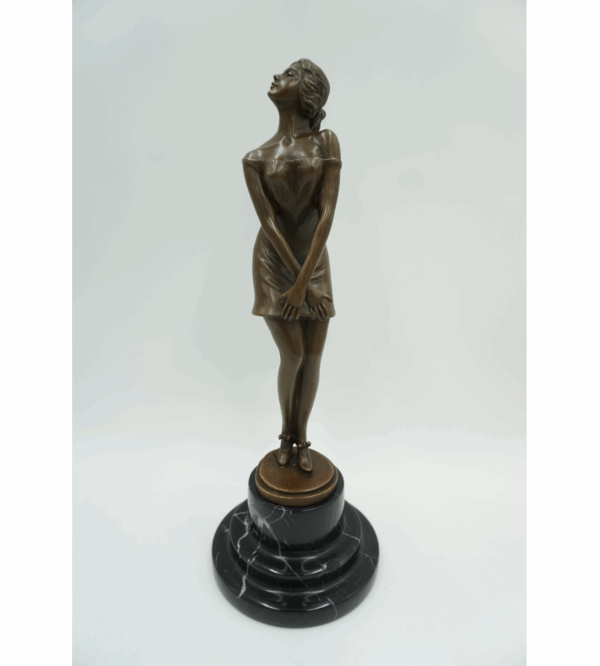 FIGURA Z BRĄZU KOBIETA W SUKIENCE I PANTOFELKACH