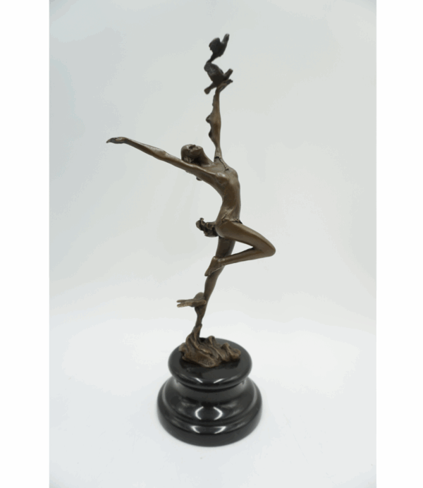 FIGURA Z BRĄZU TANCERKA Z GOŁĘBIAMI