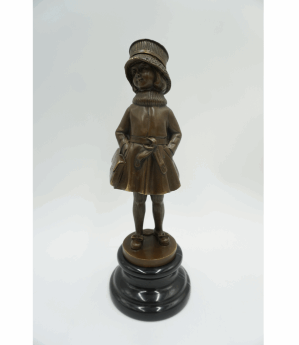 FIGURA Z BRĄZU DZIEWCZYNKA Z TECZKĄ