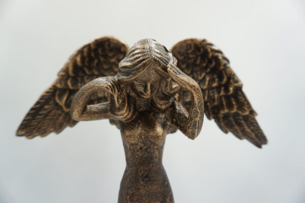 ŻELIWNA FIGURA ANIOŁ KOBIETA ZE SKRZYDŁAMI