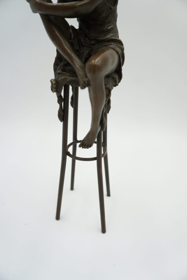 FIGURA Z BRĄZU ZMYSŁOWA KOBIETA NA KRZEŚLE