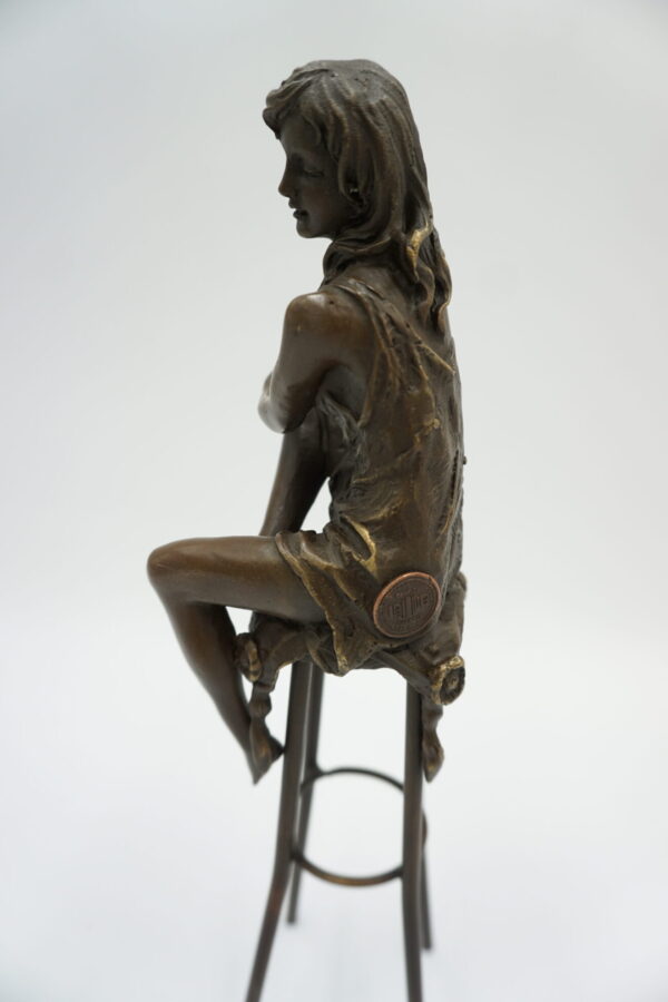 FIGURA Z BRĄZU ZMYSŁOWA KOBIETA NA KRZEŚLE