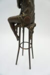 FIGURA Z BRĄZU ZMYSŁOWA KOBIETA NA KRZEŚLE