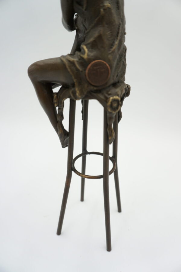 FIGURA Z BRĄZU ZMYSŁOWA KOBIETA NA KRZEŚLE