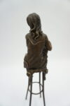 FIGURA Z BRĄZU ZMYSŁOWA KOBIETA NA KRZEŚLE