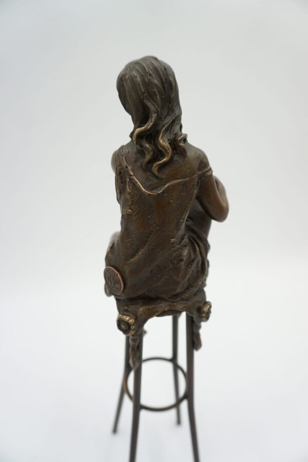 FIGURA Z BRĄZU ZMYSŁOWA KOBIETA NA KRZEŚLE