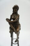 FIGURA Z BRĄZU ZMYSŁOWA KOBIETA NA KRZEŚLE