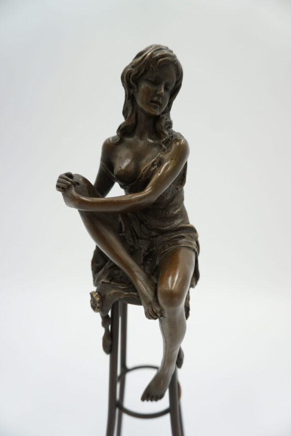 FIGURA Z BRĄZU ZMYSŁOWA KOBIETA NA KRZEŚLE