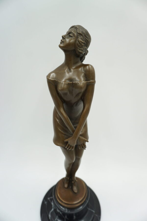 FIGURA Z BRĄZU KOBIETA W SUKIENCE I PANTOFELKACH