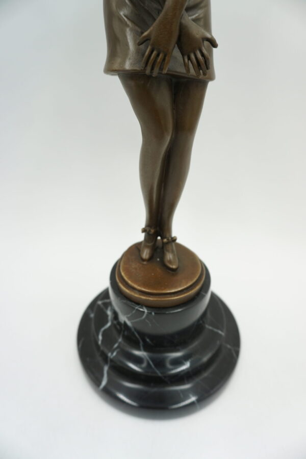 FIGURA Z BRĄZU KOBIETA W SUKIENCE I PANTOFELKACH