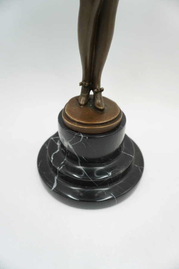 FIGURA Z BRĄZU KOBIETA W SUKIENCE I PANTOFELKACH