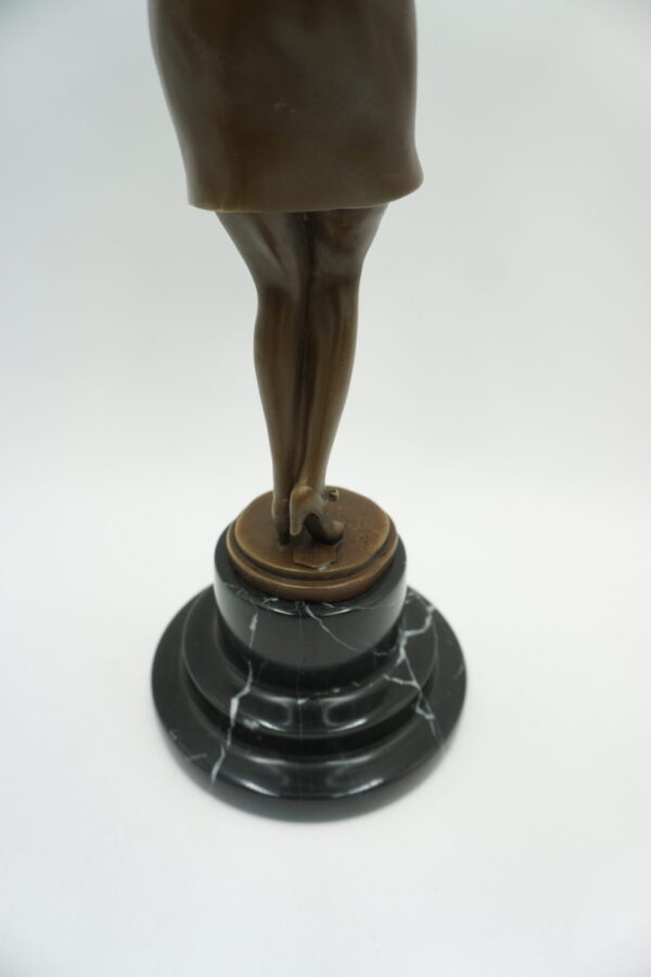 FIGURA Z BRĄZU KOBIETA W SUKIENCE I PANTOFELKACH