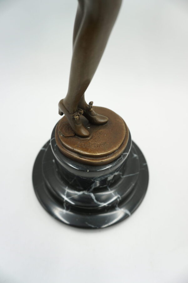 FIGURA Z BRĄZU KOBIETA W SUKIENCE I PANTOFELKACH