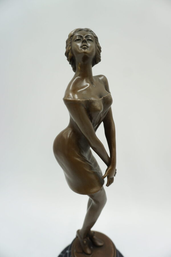 FIGURA Z BRĄZU KOBIETA W SUKIENCE I PANTOFELKACH