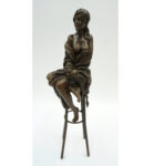 FIGURA Z BRĄZU ZMYSŁOWA KOBIETA NA KRZEŚLE