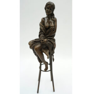 FIGURA Z BRĄZU ZMYSŁOWA KOBIETA NA KRZEŚLE