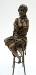 FIGURA Z BRĄZU ZMYSŁOWA KOBIETA NA KRZEŚLE
