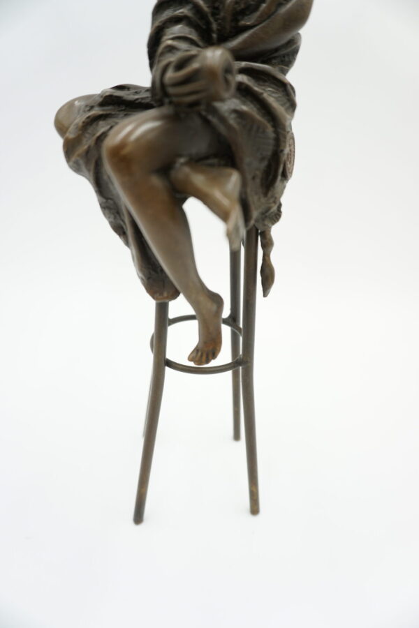 FIGURA Z BRĄZU ZMYSŁOWA KOBIETA NA KRZEŚLE