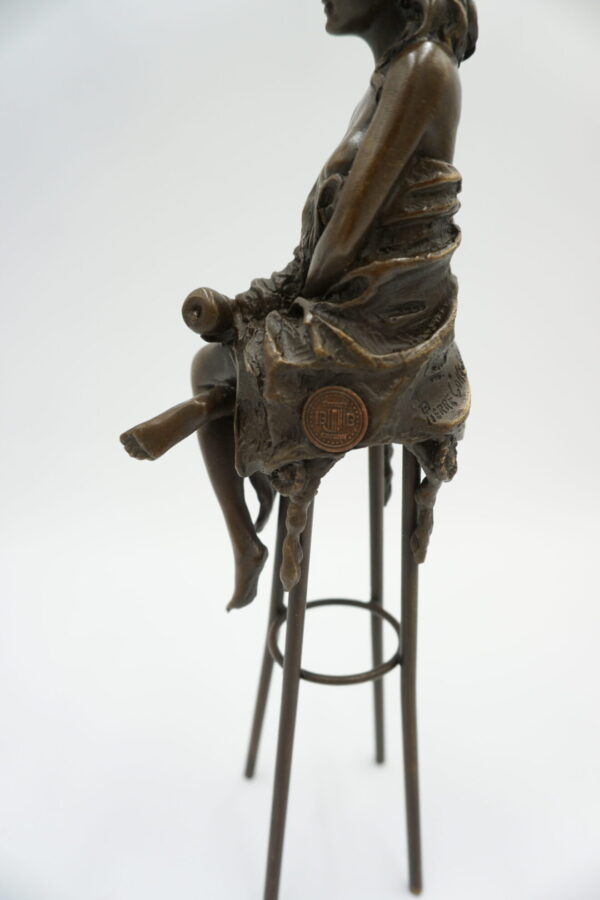 FIGURA Z BRĄZU ZMYSŁOWA KOBIETA NA KRZEŚLE