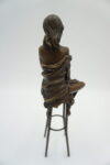 FIGURA Z BRĄZU ZMYSŁOWA KOBIETA NA KRZEŚLE