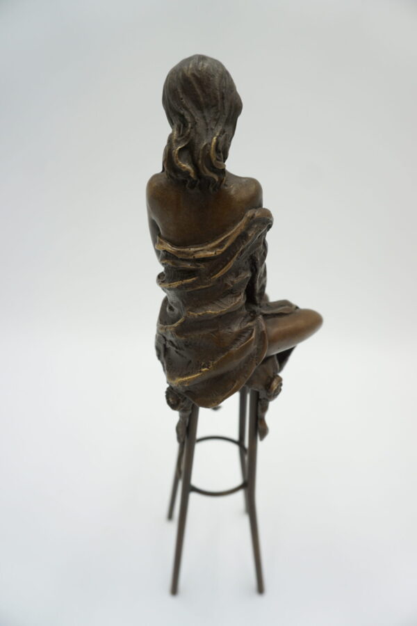FIGURA Z BRĄZU ZMYSŁOWA KOBIETA NA KRZEŚLE
