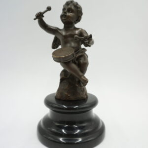 FIGURA Z BRĄZU ANIOŁEK Z BĘBENKIEM