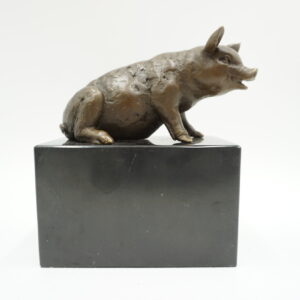 FIGURA Z BRĄZU ŚWINIA ŚWINKA NA KAMIENNNEJ PODSTAWIE