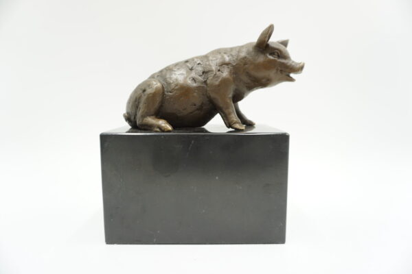 FIGURA Z BRĄZU ŚWINIA ŚWINKA NA KAMIENNNEJ PODSTAWIE