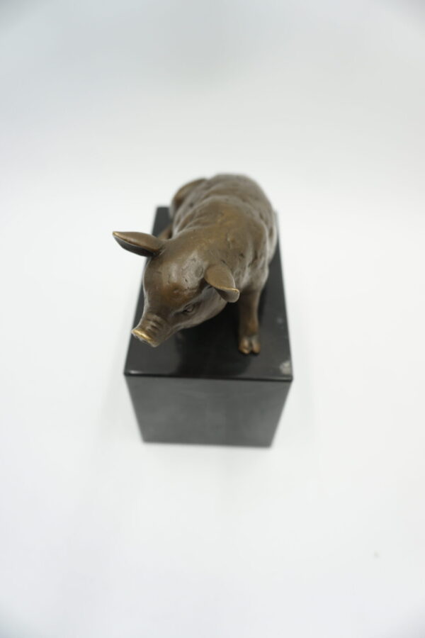 FIGURA Z BRĄZU ŚWINIA ŚWINKA NA KAMIENNNEJ PODSTAWIE