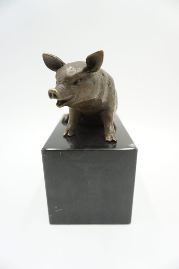 FIGURA Z BRĄZU ŚWINIA ŚWINKA NA KAMIENNNEJ PODSTAWIE