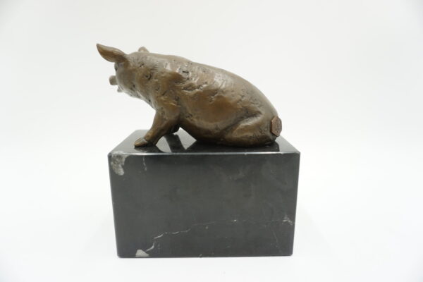 FIGURA Z BRĄZU ŚWINIA ŚWINKA NA KAMIENNNEJ PODSTAWIE