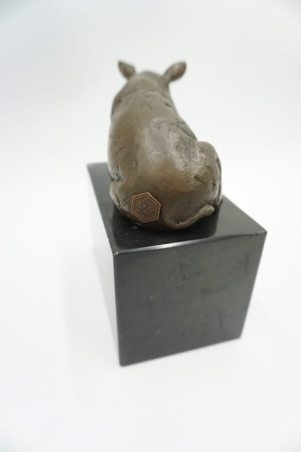 FIGURA Z BRĄZU ŚWINIA ŚWINKA NA KAMIENNNEJ PODSTAWIE