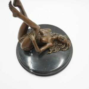 FIGURA Z BRĄZU AKT NAGA KOBIETA Z NOGAMI DO GÓRY