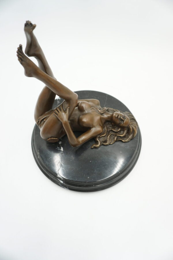 FIGURA Z BRĄZU AKT NAGA KOBIETA Z NOGAMI DO GÓRY