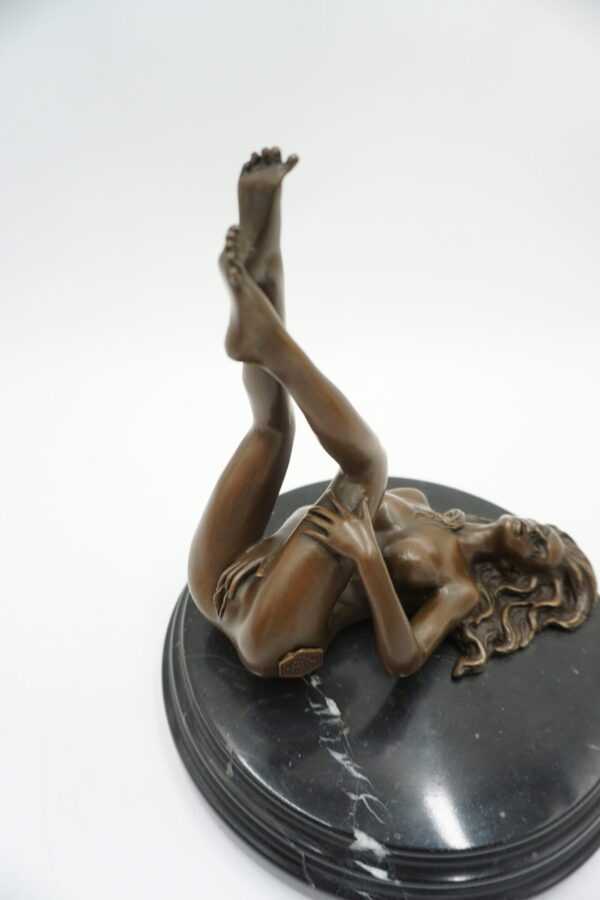 FIGURA Z BRĄZU AKT NAGA KOBIETA Z NOGAMI DO GÓRY