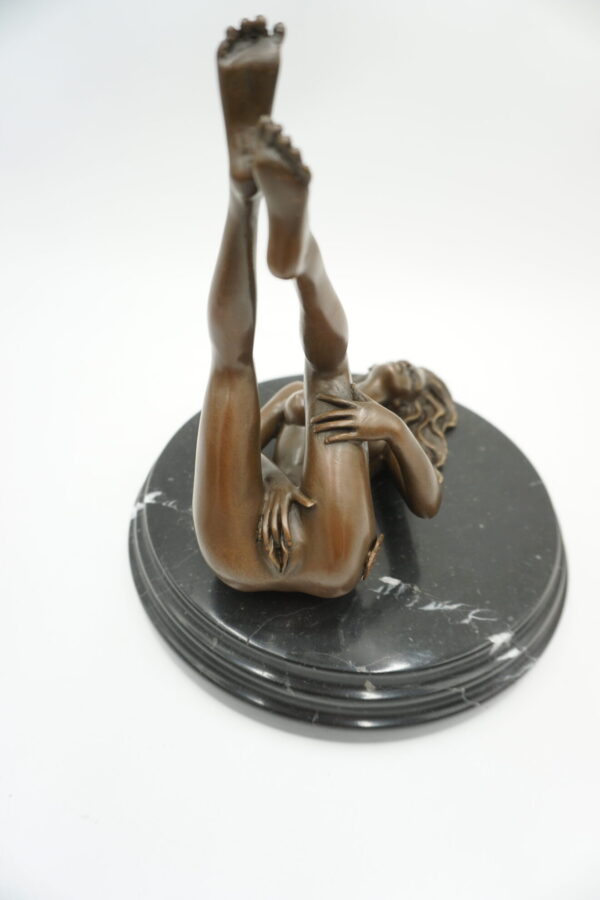 FIGURA Z BRĄZU AKT NAGA KOBIETA Z NOGAMI DO GÓRY