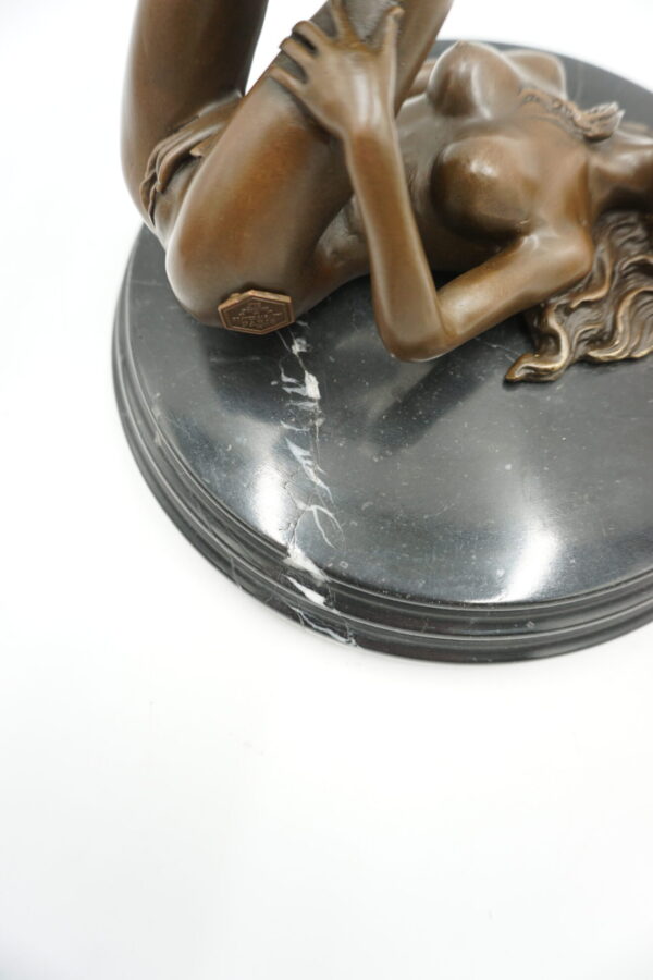 FIGURA Z BRĄZU AKT NAGA KOBIETA Z NOGAMI DO GÓRY