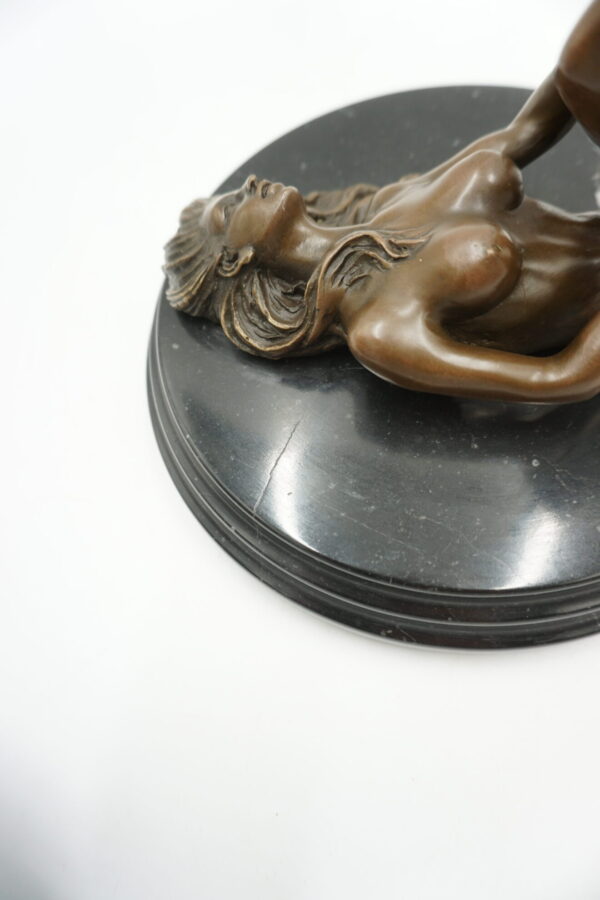 FIGURA Z BRĄZU AKT NAGA KOBIETA Z NOGAMI DO GÓRY