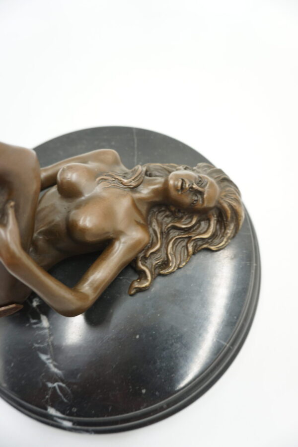 FIGURA Z BRĄZU AKT NAGA KOBIETA Z NOGAMI DO GÓRY