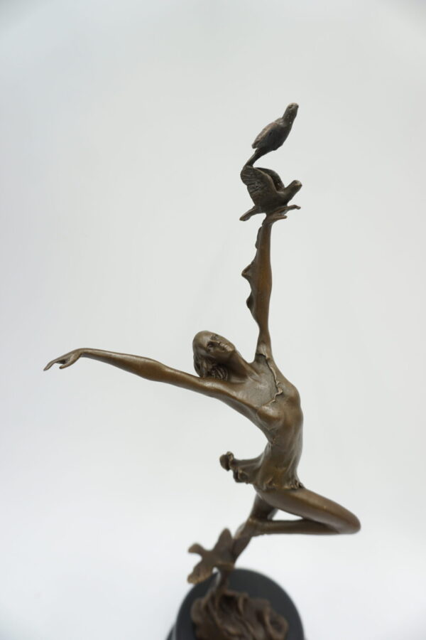 FIGURA Z BRĄZU TANCERKA Z GOŁĘBIAMI