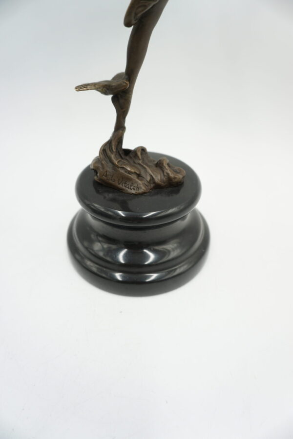 FIGURA Z BRĄZU TANCERKA Z GOŁĘBIAMI