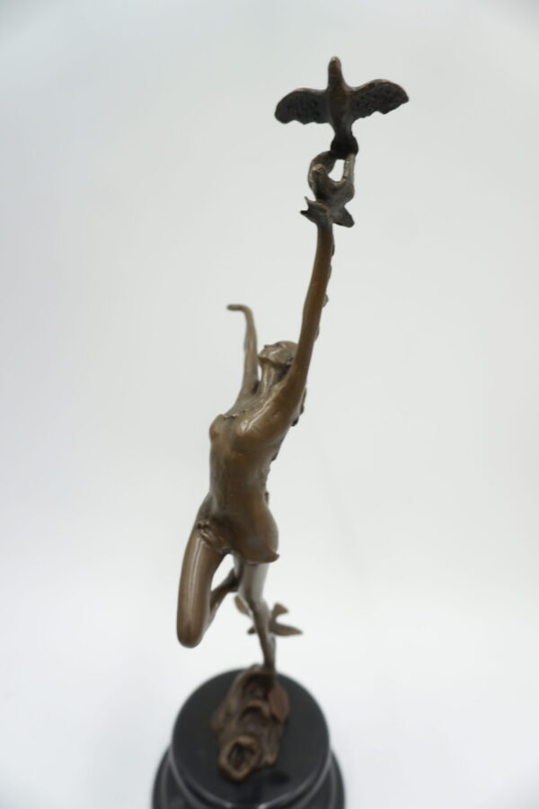 FIGURA Z BRĄZU TANCERKA Z GOŁĘBIAMI