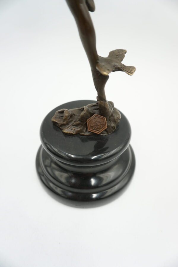 FIGURA Z BRĄZU TANCERKA Z GOŁĘBIAMI