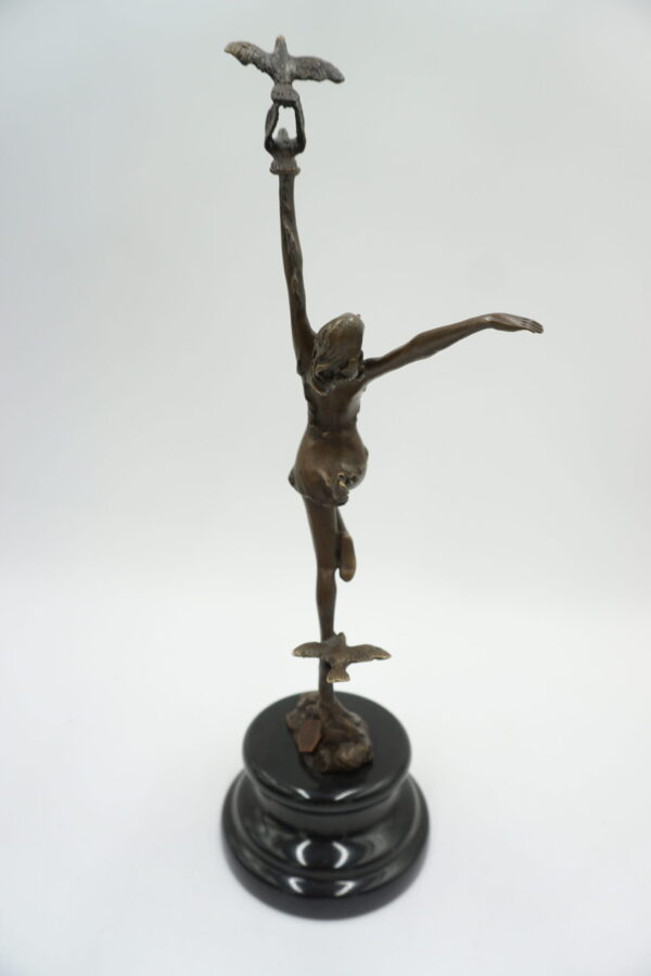 FIGURA Z BRĄZU TANCERKA Z GOŁĘBIAMI