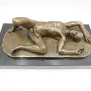 FIGURA Z BRĄZU AKT MĘSKI NAGI LEŻĄCY MĘŻCZYZNA