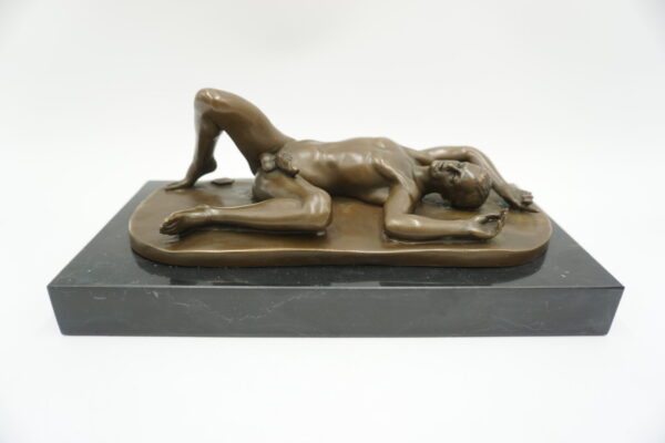 FIGURA Z BRĄZU AKT MĘSKI NAGI LEŻĄCY MĘŻCZYZNA