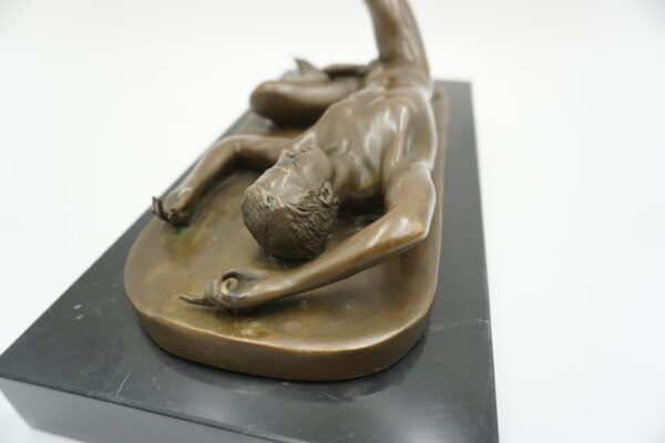 FIGURA Z BRĄZU AKT MĘSKI NAGI LEŻĄCY MĘŻCZYZNA